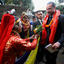 21. november: Kronprins Haakon reiser til Nepal i egenskap av goodwillambassadør for FNs utviklingsprogram UNDP. Blir blir tatt i mot av transkjønndede ved CruiseAids i Katmandu (Foto: Navesh Chitrakar, Reuters/Scanpix)
